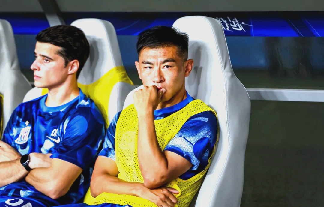 今晚体能课后，上海申花遗憾出局备战西甲，气氛紧张，年轻球员得到机会的简单介绍