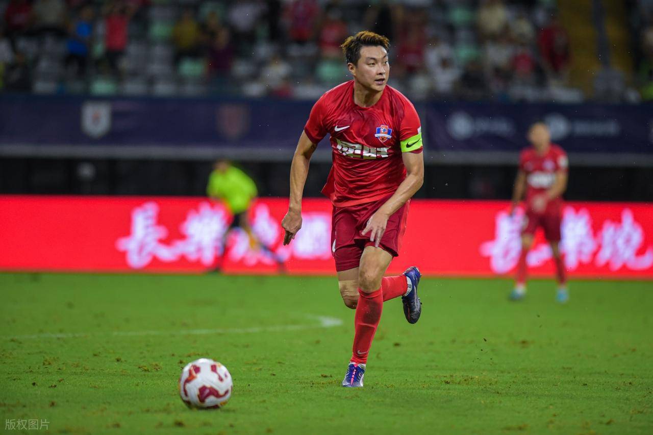 今晚体能课后，上海申花遗憾出局备战西甲，气氛紧张，年轻球员得到机会的简单介绍